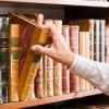 Old books are among the vintage touches that can be given to a room decorated in cottage style.
